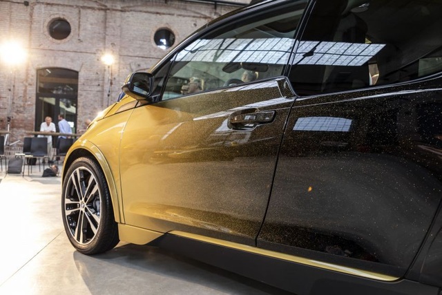 BMW trộn bột vàng vào sơn xe i3 và i8 - 2 BMW trộn bột vàng vào sơn xe i3 và i8 - 2