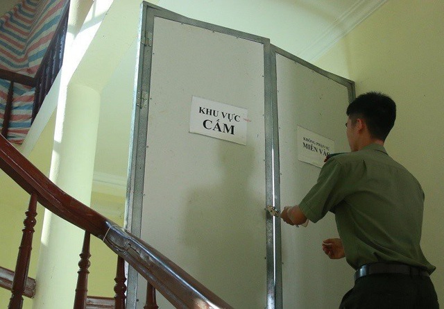 Phải thuê địa điểm để chấm thi trắc nghiệm THPT quốc gia - 3 Tầng 4 và tầng 5 của nhà nghỉ được thuê để chấm thi, có cửa cấm ở cầu thang và khóa. (Ảnh: T. Hùng).