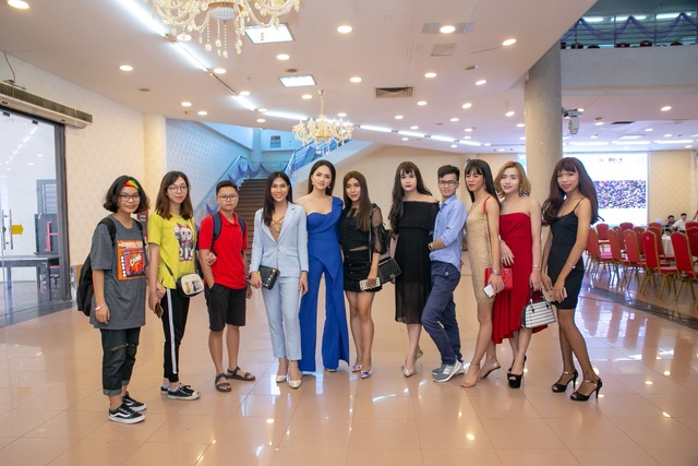 Mẹ đứng trước cửa hàng đêm “canh” cho con trai giả gái ra đường - 2 Hương Giang Idol và các thành viên trong cộng đồng LGBT tham gia buổi giao lưu tại Hà Nội.