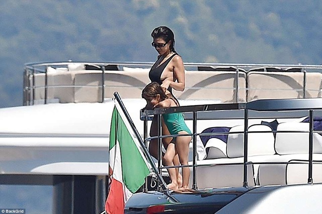 Kourtney Kardashian: Ba con vẫn quyến rũ "chết người"! - 11 Kourtney Kardashian: Ba con vẫn quyến rũ "chết người"! - 11
