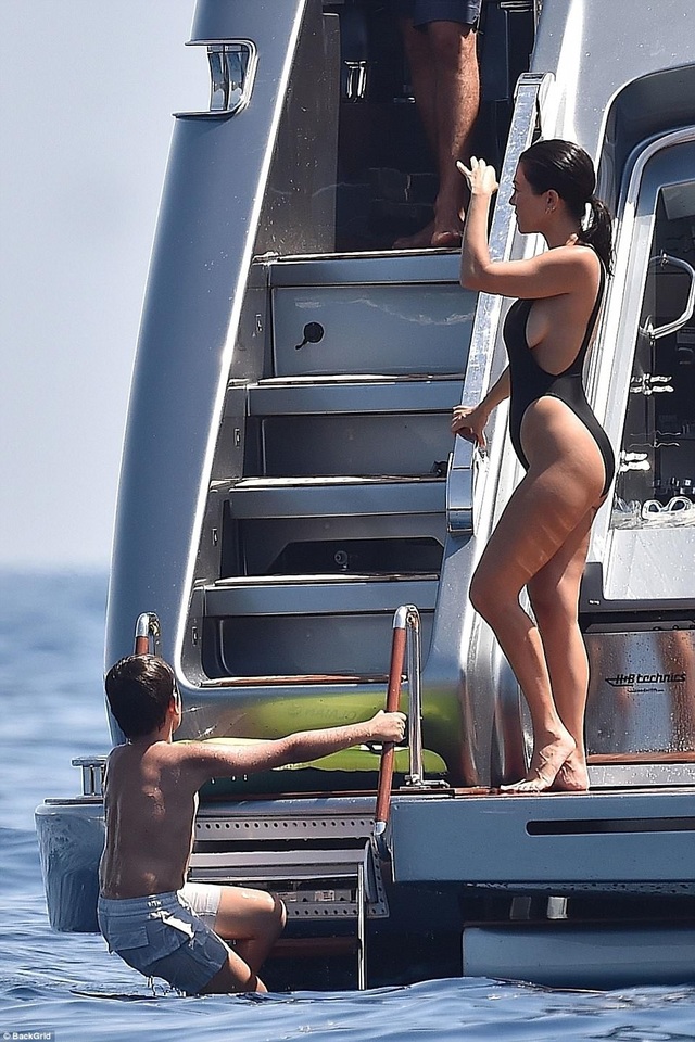 Kourtney Kardashian: Ba con vẫn quyến rũ "chết người"! - 22 Kourtney Kardashian: Ba con vẫn quyến rũ "chết người"! - 22