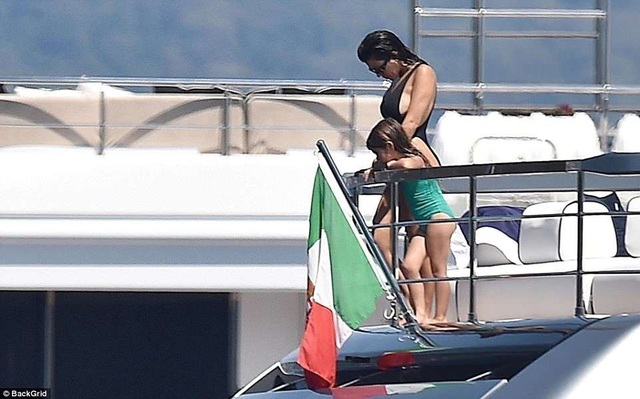 Kourtney Kardashian: Ba con vẫn quyến rũ "chết người"! - 21
Kourtney từng có mối quan hệ ồn ào với Scott Disick, cha ruột của các con cô trong suốt 9 năm. Họ chia tay sau những bất đồng và cãi cọ vào năm 2016. Hiện tại, Scott cũng đang có bạn gái và có cuộc sống riêng. Tuy nhiên, Kourtney và Scott vẫn giữ quan hệ bình thường vì ba con.