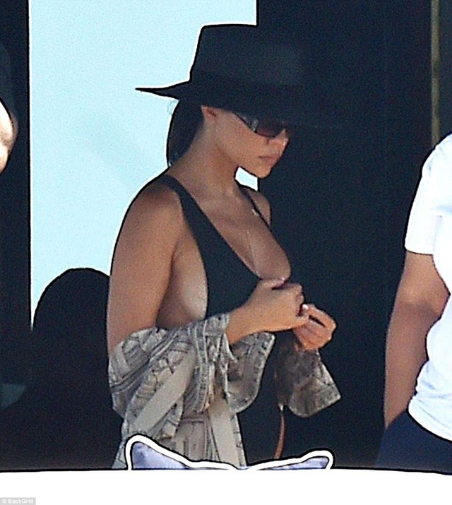 Kourtney Kardashian: Ba con vẫn quyến rũ "chết người"! - 8 Kourtney Kardashian: Ba con vẫn quyến rũ "chết người"! - 8