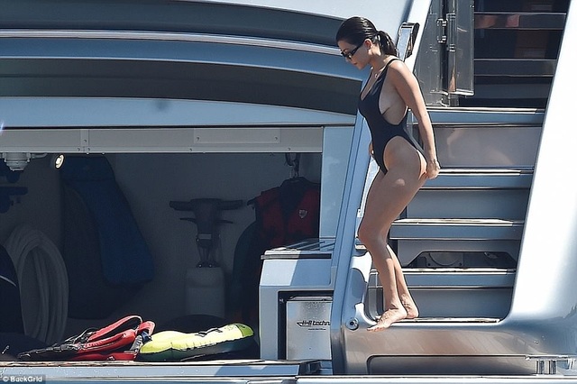Kourtney Kardashian: Ba con vẫn quyến rũ "chết người"! - 5
Kourtney thừa nhận, cô chỉ phẫu thuật nâng ngực vào năm ngoái sau 3 lần sinh nở.