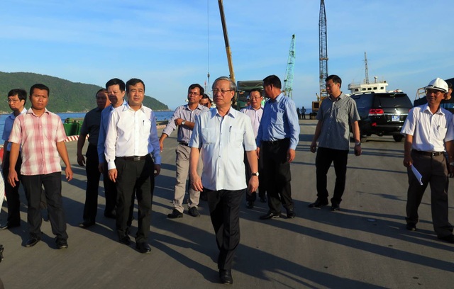 Thường trực Ban Bí thư thăm di tích lịch sử Tàu không số Phú Yên - 2
Thường trực Ban Bí thư Trần Quốc Vượng thị sát thực tế Cảng Vũng Rô