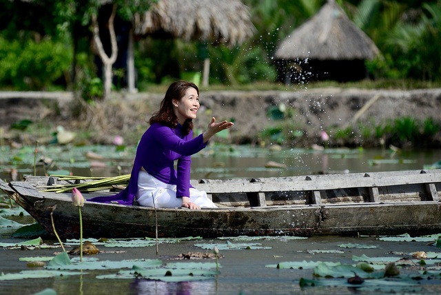 Giới trẻ Sài Gòn đổ xô "check in" đầm sen đẹp ngỡ ngàng - 6 Giá vé vào cổng đầm sen là 30.000 đồng/ người.