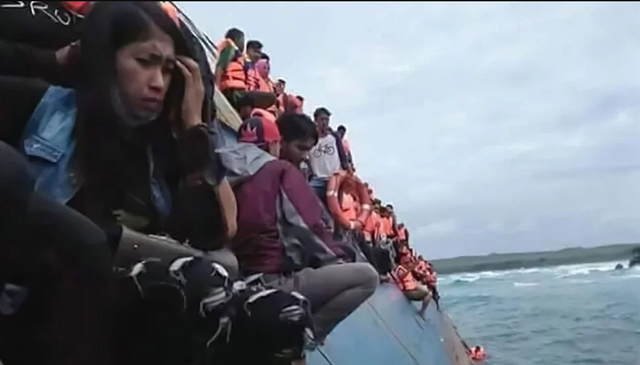 Hãi hùng cảnh hành khách bám víu vào phà đang chìm ngoài khơi Indonesia - 4
Chiếc phà bị nghiêng trước khi chìm. (Ảnh: AFP)