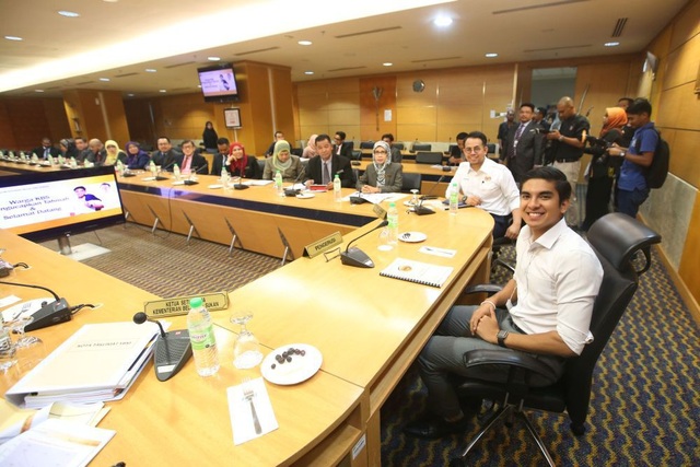 Malaysia bổ nhiệm bộ trưởng 25 tuổi - 1 Syed Saddiq Syed Abd Rahman (phải) chủ trì một cuộc họp tại Bộ Thanh niên và Thể thao tại Putrajaya ngày 3/7/2018 - Ảnh: Malay Mail.