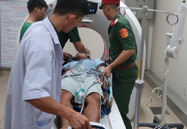 Trực thăng đưa chiến sĩ bị tai biến từ Nhà giàn DK1 vào đất liền điều trị - 4 Các bác sĩ chẩn đoán, người bệnh bị đột quỵ, nhồi máu não, tiên lượng nặng