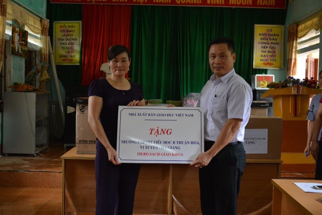 NXB Giáo dục Việt Nam tặng hàng trăm đầu sách cho học sinh vùng khó Hà Giang - 2 NXB Giáo dục Việt Nam tặng hàng trăm đầu sách cho học sinh vùng khó Hà Giang - 2