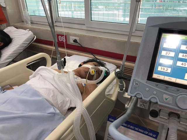 Phát hoảng với thân nhiệt bệnh nhân lên đến 41 độ C, nghi ngờ do nắng nóng - 1 Tại thời điểm được đưa vào viện, bệnh nhân hôn mê, thân nhiệt lên tới 41 độ C. Ảnh: H.Hải