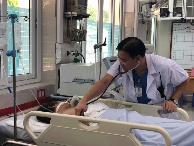 Phát hoảng với thân nhiệt bệnh nhân lên đến 41 độ C, nghi ngờ do nắng nóng - 2 TS Tuấn đánh giá với các biểu hiện ban đầu rất có khả năng bệnh nhân bị sốc nhiệt do nắng nắng. Ảnh: H.Hải