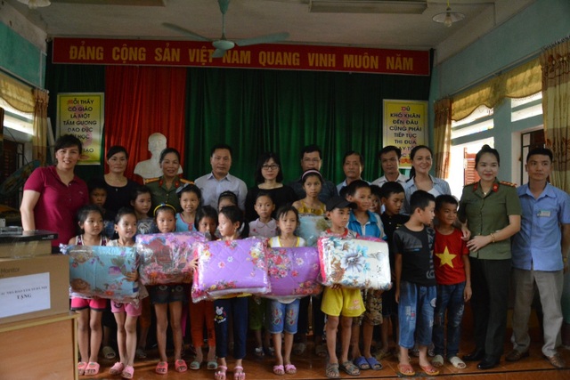 NXB Giáo dục Việt Nam tặng hàng trăm đầu sách cho học sinh vùng khó Hà Giang - 3 NXB Giáo dục Việt Nam tặng hàng trăm đầu sách cho học sinh vùng khó Hà Giang - 3