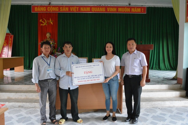 NXB Giáo dục Việt Nam tặng hàng trăm đầu sách cho học sinh vùng khó Hà Giang - 1 NXB Giáo dục Việt Nam tặng hàng trăm đầu sách cho học sinh vùng khó Hà Giang - 1