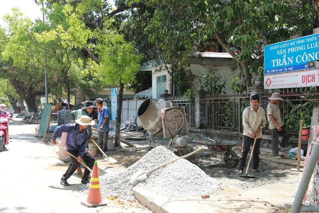 Huế “oằn mình” dưới nắng nóng 40 độ C - 2 Công nhân vẫn miệt mài làm việc dưới thời tiết nắng gắt