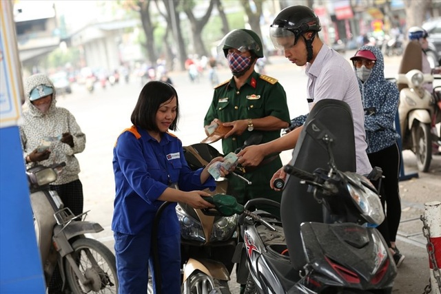 Tăng kịch khung thuế bảo vệ môi trường với xăng dầu: Gánh nặng dồn lên vai người tiêu dùng - 1
Tăng kịch khung thuế bảo vệ môi trường đối với xăng dầu, gánh nặng dồn lên vai người tiêu dùng. Ảnh: HẢI NGUYỄN
