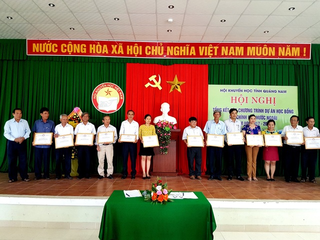 Hội Khuyến học Quảng Nam vinh danh các nhà tài trợ - 1 Đại diện thành Hội, huyện Hội nhận giấy khen trong công tác khuyến học năm học 2017-2018