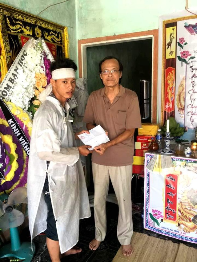 Hội Khuyến học hỗ trợ nữ sinh mồ côi cả cha lẫn bà khi đi thi THPT quốc gia - 1 Ông Nguyễn Hữu Hiệp trao số tiền 2 triệu đồng từ Hội khuyến học Quảng Nam đến em Sơn – anh trai của Thủy