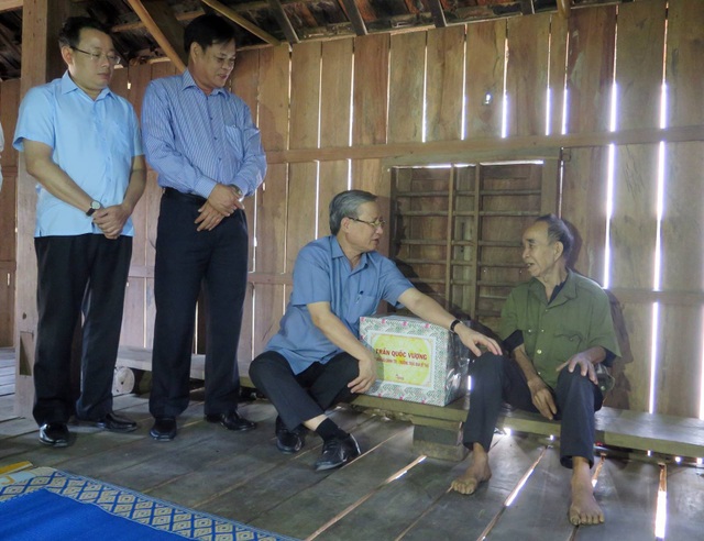 Thường trực Ban Bí thư tặng quà cho các gia đình chính sách tiêu biểu, khó khăn ở huyện Sông Hinh