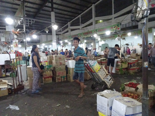 Nghề “ngày ngủ đêm thức", bán sức mưu sinh ở chợ đầu mối - 3 Thời gian lao động cật lực nhất của các cửu vạn ở chợ đầu mối Hoà Cường thường từ 1h - 7h sáng mỗi ngày