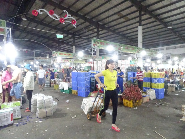 Nghề “ngày ngủ đêm thức", bán sức mưu sinh ở chợ đầu mối - 4 Nhiều chị em cũng không ngại vất vả, chọn nghề cửu vạn để bán sức mình mưu sinh