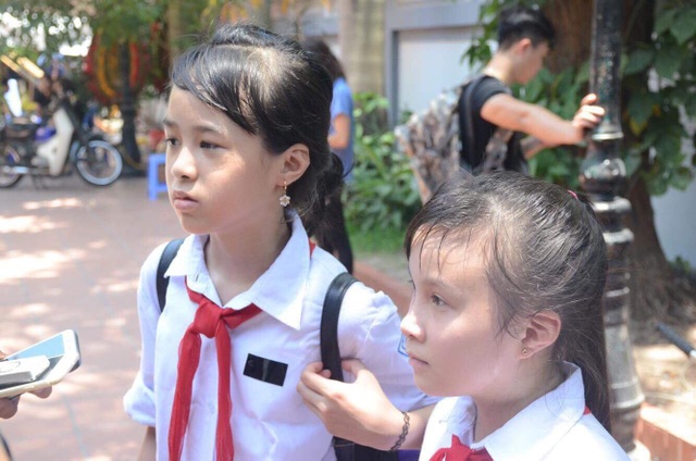 Khoảnh khắc xúc động giữa 2 người mẹ có con gái hiến giác mạc - 3 Ngọc Ánh (trái) và Khánh Ngọc hai người bạn từ nhỏ của Vân Nhi cho biết, rất tự hào về hành động hiến giác mạc của bạn mình. Khánh Ngọc chia sẻ muốn được viết tiếp ước mơ của Vân Nhi là trở thành bác sĩ trong tương lai.