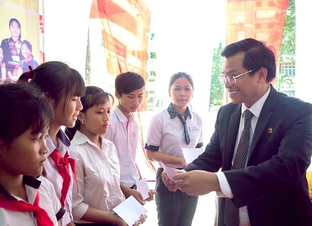 “Nâng bước đến trường – Thắp sáng tương lai” cho học sinh, sinh viên dân tộc thiểu số Đồng Nai - 2 Ông Trần Ngọc Tâm – Tổng Giám đốc Nam A Bank hi vọng những phần học bổng không chỉ có giá trị vật chất mà còn chứa đựng ý nghĩa tinh thần sâu sắc, giúp các em có thêm động lực trong hành trình khởi tạo tương tai cho chính mình cũng như góp phần xây dựng quê hương, đất nước.