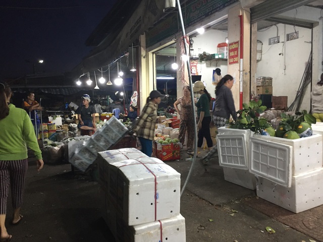 Nghề “ngày ngủ đêm thức", bán sức mưu sinh ở chợ đầu mối - 1 Chợ đầu mối rộn ràng từ lúc nửa đêm. Đó cũng là lúc những cửu vạn - những người nhận khuân vác, vận chuyển hàng hoá thuê bắt đầu một ngày làm việc