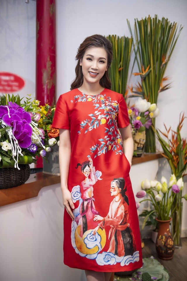 Tiết lộ những người bạn thân “sắc nước hương trời” của Hoa hậu Ngọc Hân - 10 Riêng Hoa hậu Áo dài 2018 Phí Thùy Linh, cô trở thành bạn của Ngọc Hân khi cả hai cùng tham gia Hoa hậu Việt Nam 2010. Thời điểm đó, Ngọc Hân đăng quang danh hiệu cao nhất, còn Phí Thùy Linh lọt vào top 10 chung cuộc. Tháng 5 vừa qua khi Phí Thùy Linh dự thi Hoa hậu Áo dài 2018 tại Paris, Ngọc Hân đã đích thân thiết kế trang phục truyền thống cho bạn thân, giúp cô tỏa sáng để giành vương miện cao quý.
