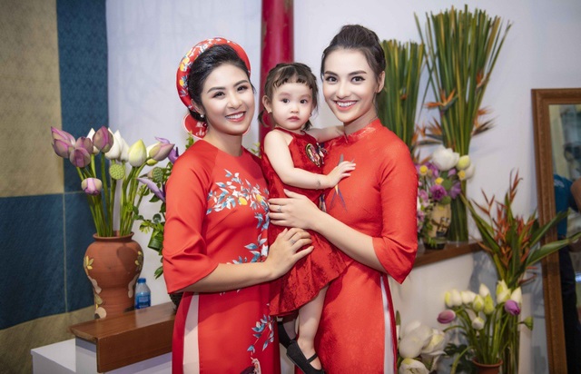 Tiết lộ những người bạn thân “sắc nước hương trời” của Hoa hậu Ngọc Hân - 2 Còn về ồn ào, cô không muốn bình luận bởi mỗi người có một góc nhìn riêng về sự việc. Cô khuyên fan của Hương Giang nên cư xử văn minh, không nên dùng những từ ngữ miệt thị về con gái cô bởi trẻ con “vô tội” và không liên quan đến câu chuyện của người lớn. Bỏ qua scandal với Hoa hậu Hương Giang, Hồng Quế đưa con gái đến chung vui với mẹ nuôi Ngọc Hân.