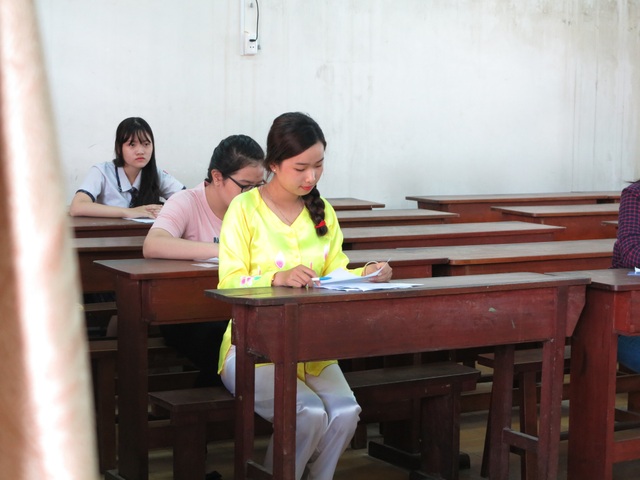 Thí sinh xúng xính tranh tài múa, hát, xướng âm để vào đại học - 9 Không hiếm thí sinh chọn trang phục áo bà ba để đi thi