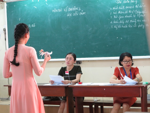 Thí sinh xúng xính tranh tài múa, hát, xướng âm để vào đại học - 6 Để phần thi kể chuyện thêm thuyết phục, thí sinh còn mang cả đạo cụ kèm theo