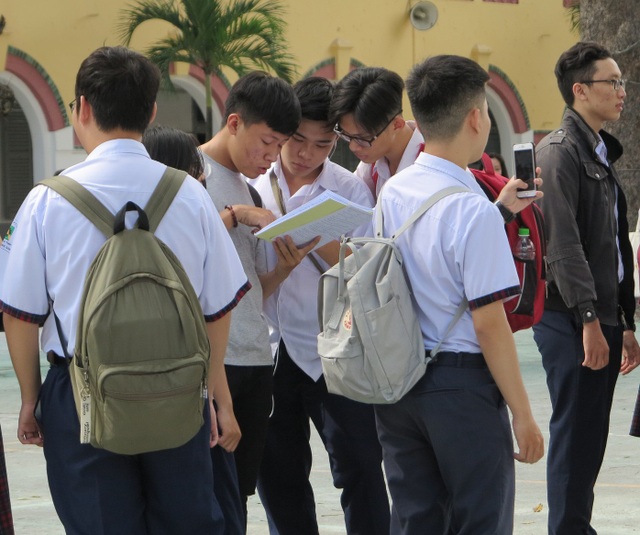 Chấm thi Ngữ văn THPT quốc gia: 6000 bài mới có 3 bài đạt từ 8 điểm trở lên - 2 Học sinh dò lại bài thi