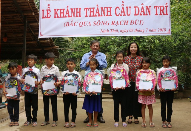 Náo nức ngày khánh thành cầu Dân trí thứ 14 tại Trà Vinh - 11 Ông Ngô Thanh Xuân - Phó Chủ tịch UBND huyện Cầu Kè và bà Trần Quý Dân - Chủ tịch Công đoàn Tổng công ty may 10 trao học bổng cho các em học sinh có hoàn cảnh đặc biệt khó khăn