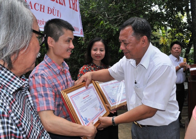 Náo nức ngày khánh thành cầu Dân trí thứ 14 tại Trà Vinh - 13
Ông Phạm Hoàng Nhũ - Phó Chủ tịch HĐND huyện Cầu Kè trao thư khen cảm ơn báo Dân trí cùng các nhà hảo tâm đến nhà báo Phạm Tuấn Anh