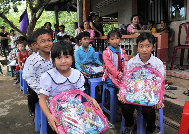 Náo nức ngày khánh thành cầu Dân trí thứ 14 tại Trà Vinh - 16 Các em học sinh rất vui mừng khi nhận học bổng và những chiếc cặp mới