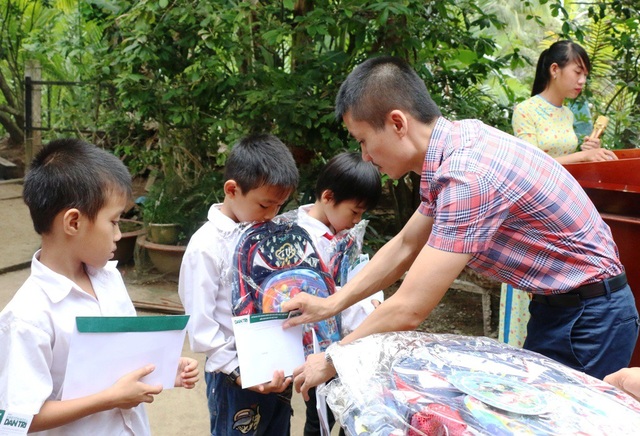 Náo nức ngày khánh thành cầu Dân trí thứ 14 tại Trà Vinh - 9 Dịp khánh thành này, BBT báo Dân trí trích từ nguồn quỹ bạn đọc trao 40 suất học bổng và 40 chiếc cặp cho các em học sinh