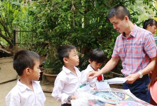 Náo nức ngày khánh thành cầu Dân trí thứ 14 tại Trà Vinh - 6 Nhà báo Phạm Tuấn Anh - Phó Tổng biên tập báo Dân trí trao các suất học bổng cho các em HS có hoàn cảnh đặc biệt khó khăn ở địa phương