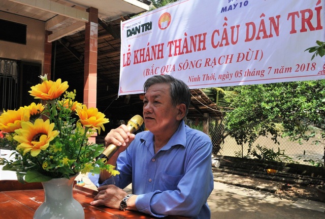 Náo nức ngày khánh thành cầu Dân trí thứ 14 tại Trà Vinh - 5
Ông Ngô Thanh Xuân – Phó Chủ tịch UBND huyện Cầu Kè, bày tỏ lời cám ơn đến báo Dân trí, Quỹ Khuyến học Việt Nam, Tổng Công ty may 10 khi địa phương được sự quan tâm của quý báo và lãnh đạo công ty trong việc hỗ trợ địa phương xây mới cầu Rạch Đùi