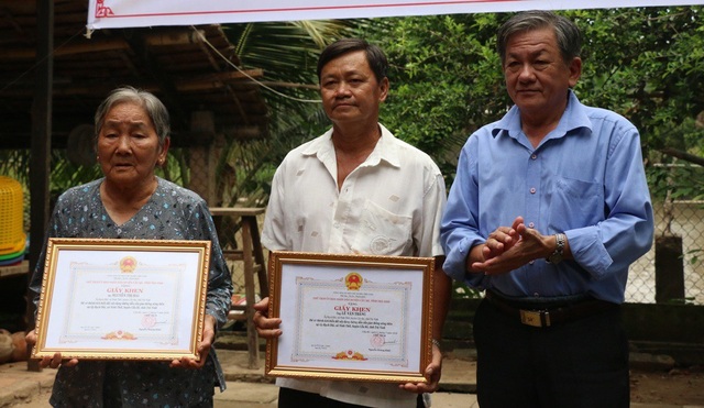 Náo nức ngày khánh thành cầu Dân trí thứ 14 tại Trà Vinh - 15 Ngoài ra, UBND huyện còn trao giấy khen cho hai hộ dân đã hiến đất làm đường và cầu Dân trí