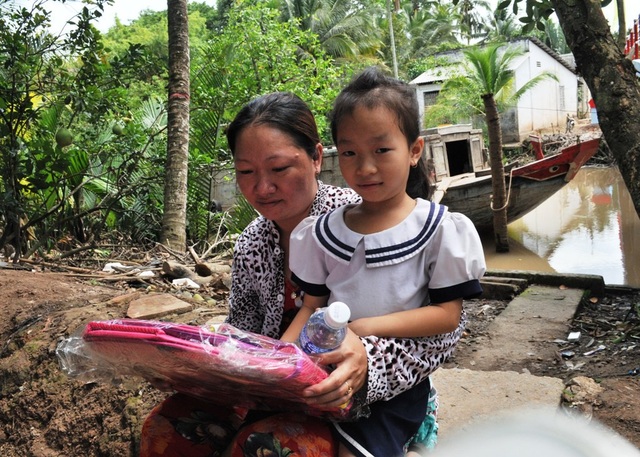 Náo nức ngày khánh thành cầu Dân trí thứ 14 tại Trà Vinh - 17 Cháu Nguyễn Ngọc Linh - lớp 2 trường tiểu học Ninh Thới rất vui khi nhận được chiếc cặp mà em hằng mơ ước