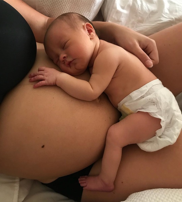 Casey Batchelor lộ dáng nặng nề sau khi sinh - 7
Casey Batchelor lộ bụng tròn vo sau khi sinh - cô khẳng định mọi bà mẹ sau khi sinh con đều có cơ thể như vậy và không dễ dàng để lấy lại dáng.