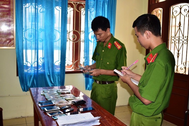Phá đường dây cá độ “mùa World Cup” hơn 20 tỷ đồng - 3 Công an Ninh Bình đang tiếp tục mở rộng điều tra vụ cá độ bóng đá với số tiền khủng.