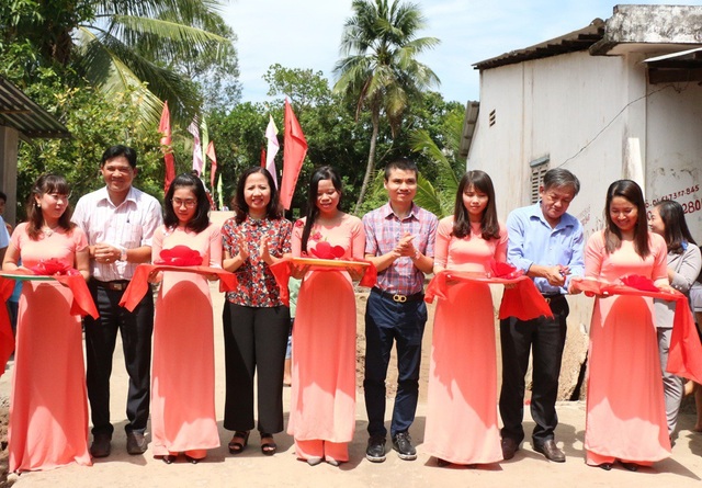 Náo nức ngày khánh thành cầu Dân trí thứ 14 tại Trà Vinh - 7 Các đại biểu cắt băng khánh thành cầu dân sinh mang tên Dân trí bắc qua sông Rạch Đùi