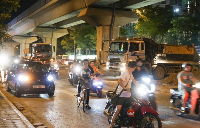 Hà Nội: Xe tải "vượt" biển cấm, dân khốn khổ vì bão bụi - 6
Trao đổi cùng phóng viên Dân trí, ông Phạm Việt Cừ - Phó Chủ tịch phường Ô Chợ Dừa cho biết: “UBND phường đã nắm bắt được tình hình nêu trên. Chúng tôi kiên quyết xử lý các vi phạm theo đúng quy định của pháp luật”.