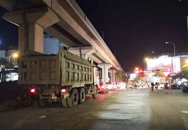 Hà Nội: Xe tải "vượt" biển cấm, dân khốn khổ vì bão bụi - 7
Chiếc xe quá khổ bị đất cát che mất biển số ngang nhiên chạy trong giờ cấm, vật liệu xây dựng rơi vãi đầy đường.