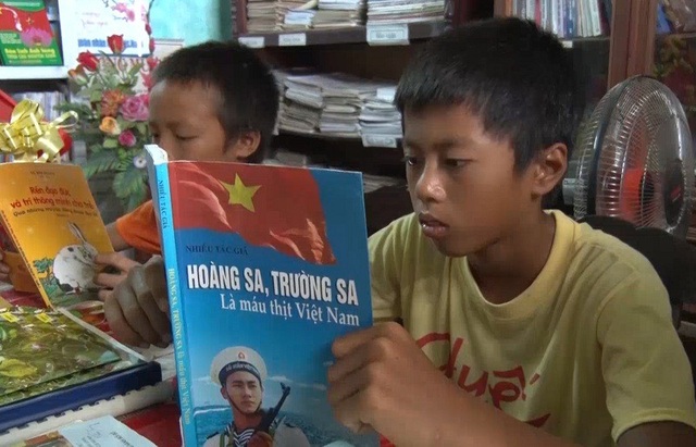 Chuyện về ngôi làng mê đọc sách - 2 Các em nhỏ tại Quảng Xá đến thư viện làng để tìm hiểu kho kiến thức qua những cuốn sách