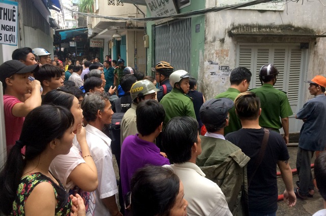 TPHCM: Cháy nhà áp chợ, người dân chạy tán loạn - 3
Người dân trong hẻm hoảng loạn, theo dõi cơ quan chức năng tiếp cận hiện trường