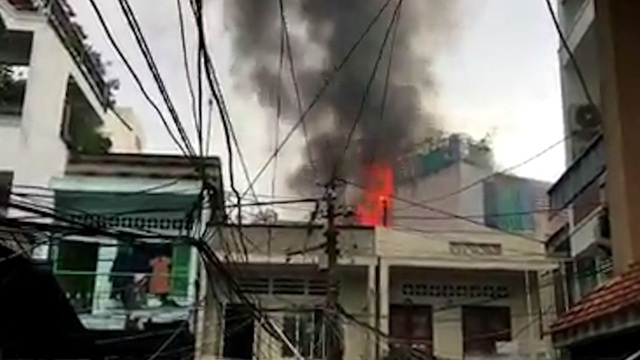 TPHCM: Cháy nhà áp chợ, người dân chạy tán loạn - 1 Khói lửa ngùn ngụt tại căn nhà