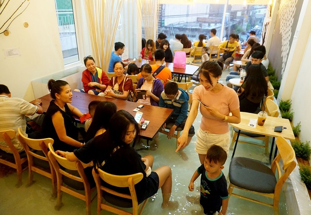 Quán cà phê cá bơi lội tung tăng dưới chân khách ở Sài Gòn - 1 Quán cà phê trên đường Phạm Văn Hai, quận Tân Bình, TPHCM.